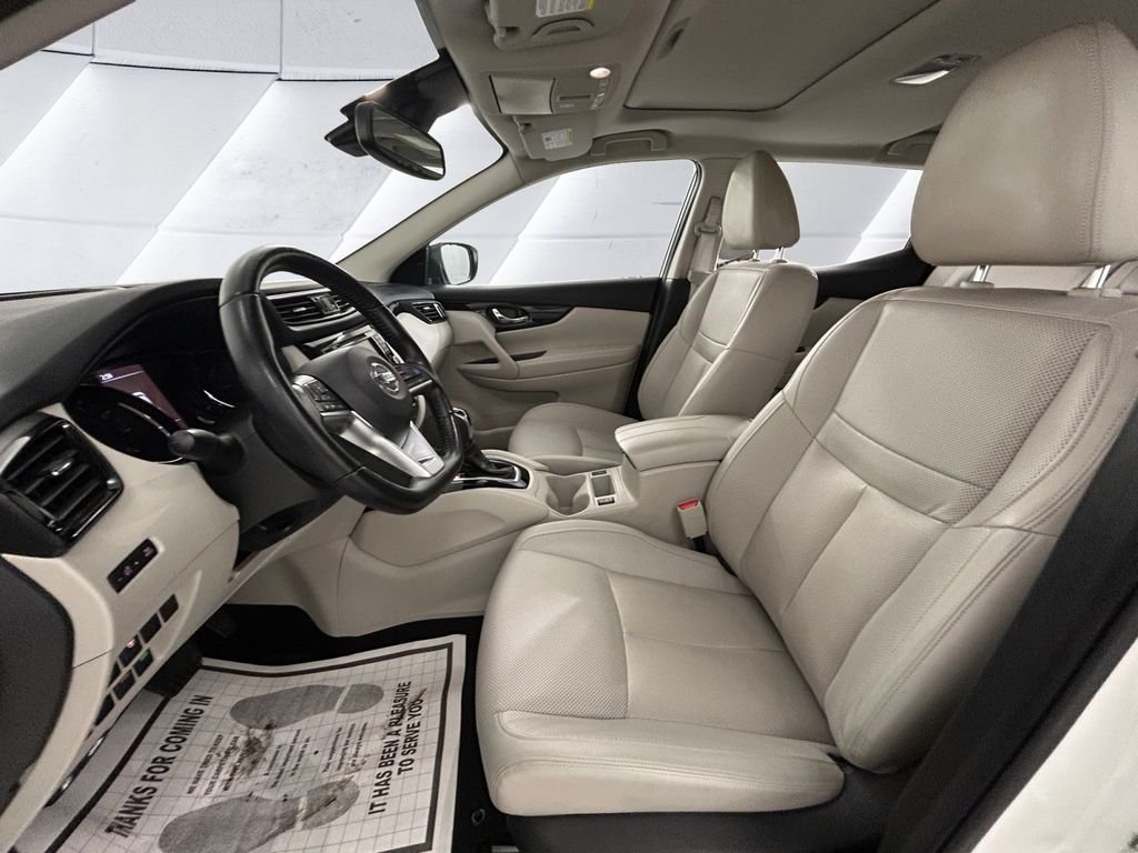 Used 2021 White Nissan SL image 7