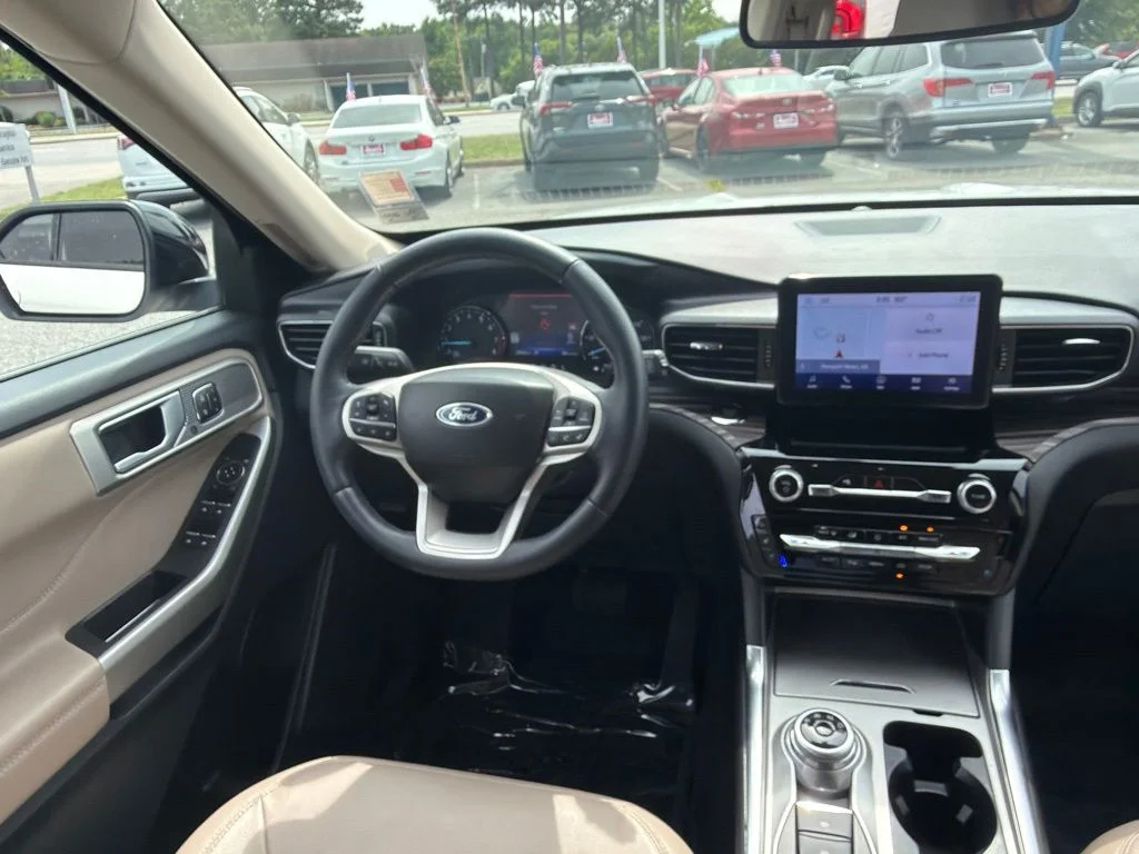Used 2023 White Ford Limited image 10