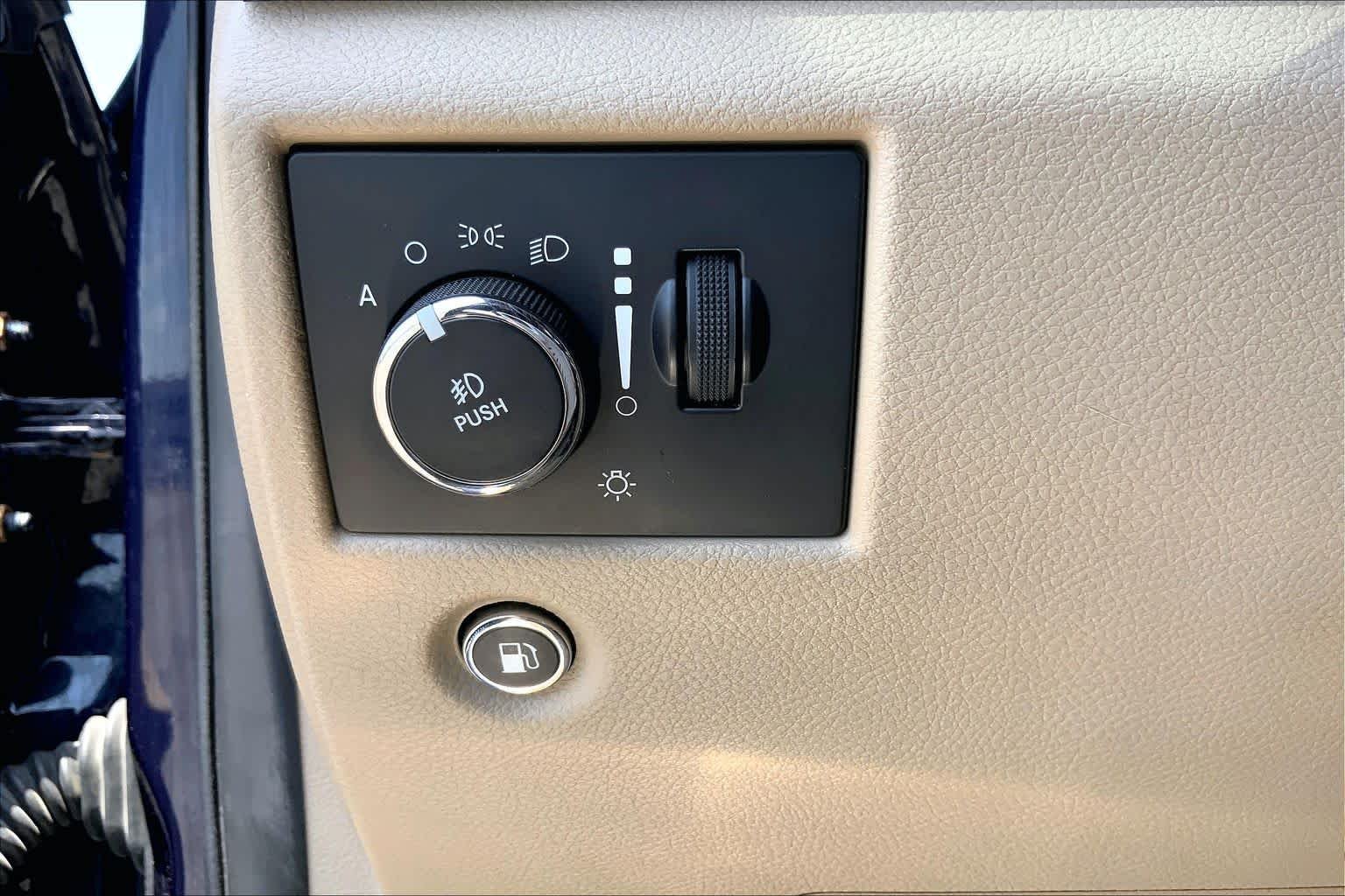 Used 2015 True Blue Pearlcoat Jeep Overland image 42