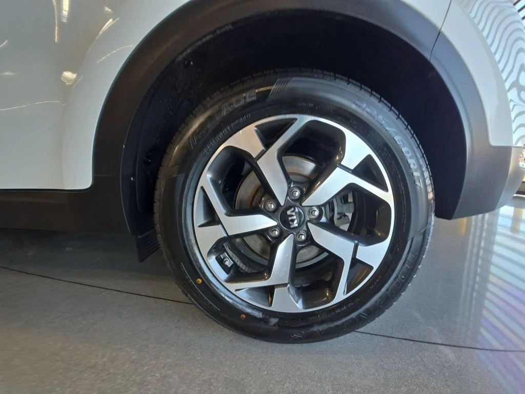 Used 2021 White Kia LX image 26
