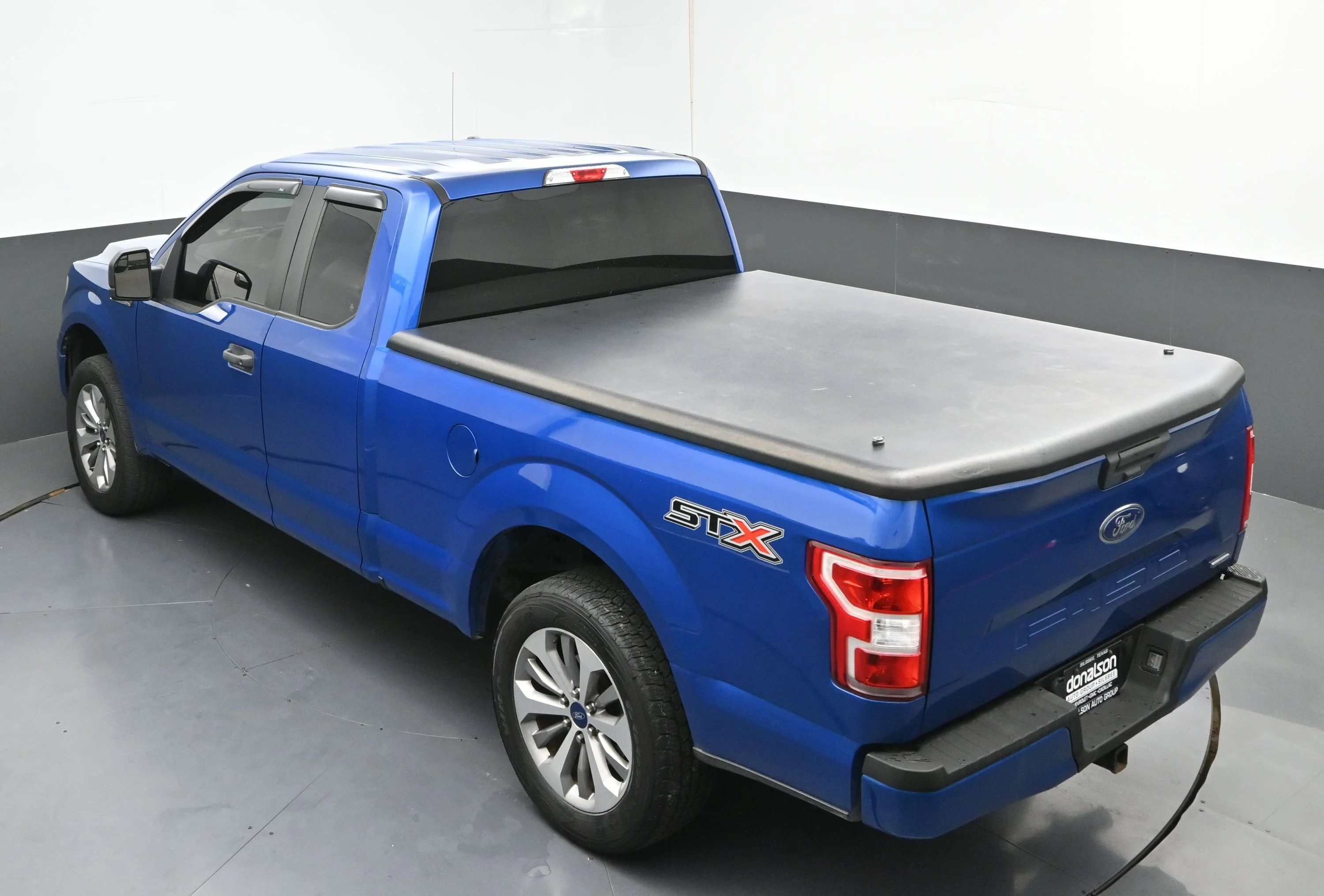 Used 2018 Blue Ford XL image 17