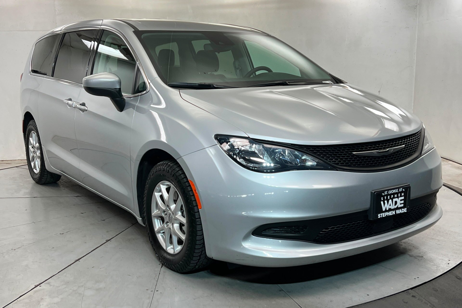 Used 2023 Silver Mist Clearcoat Chrysler LX image 8