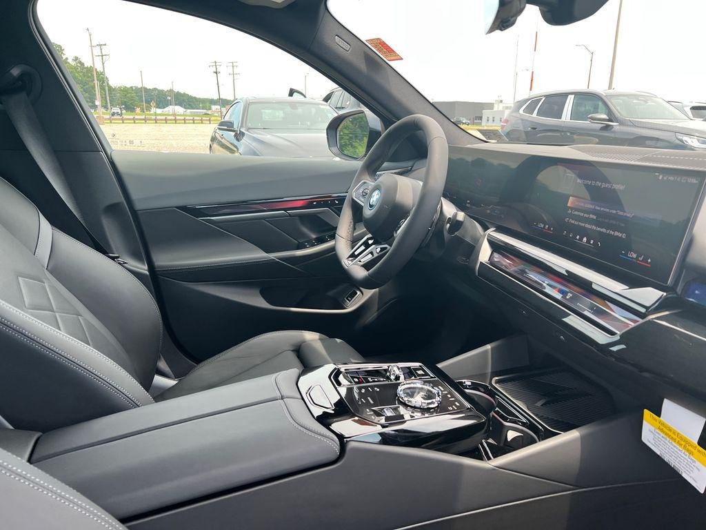 New 2027 Carbon Black Metallic BMW 550e xDrive image 29