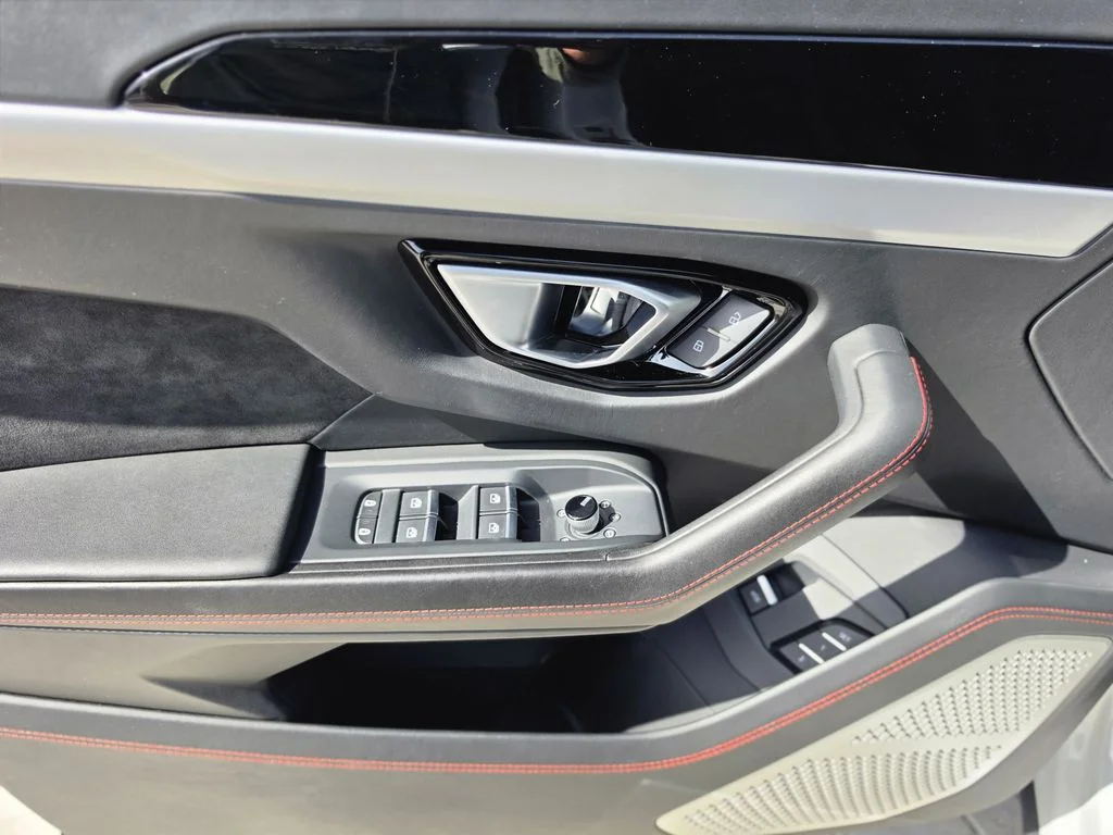 Used 2022 Bianco Icarus Metallic Lamborghini Base image 15