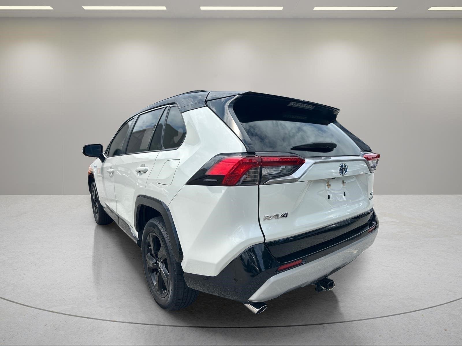 Used 2019 Blizzard Pearl w/Black Roof Toyota Hybrid XSE image 3