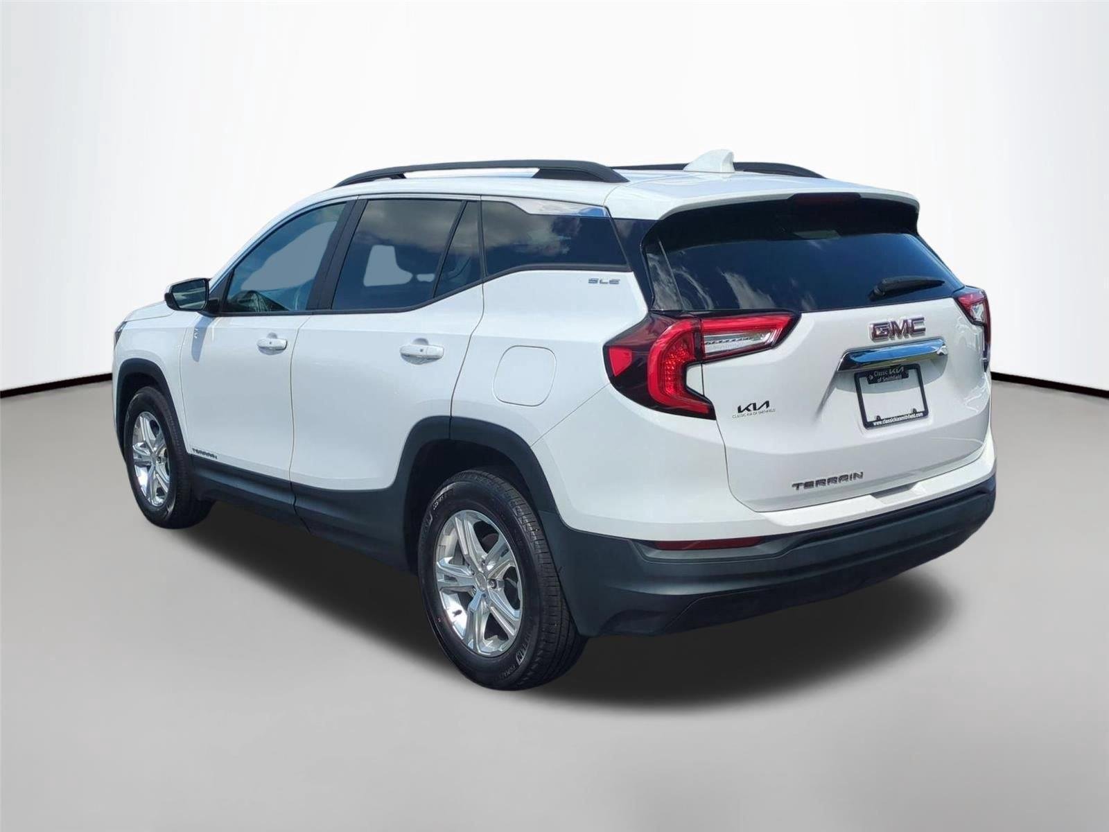 Used 2022 Summit White GMC SLE image 3