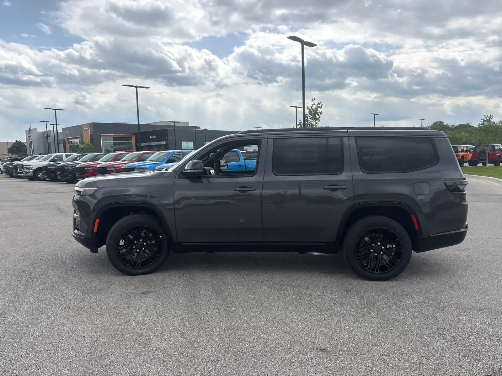 New 2026 Baltic-Gray Metallic Clear-Coat Exterior Paint Jeep Limited Reserve image 5
