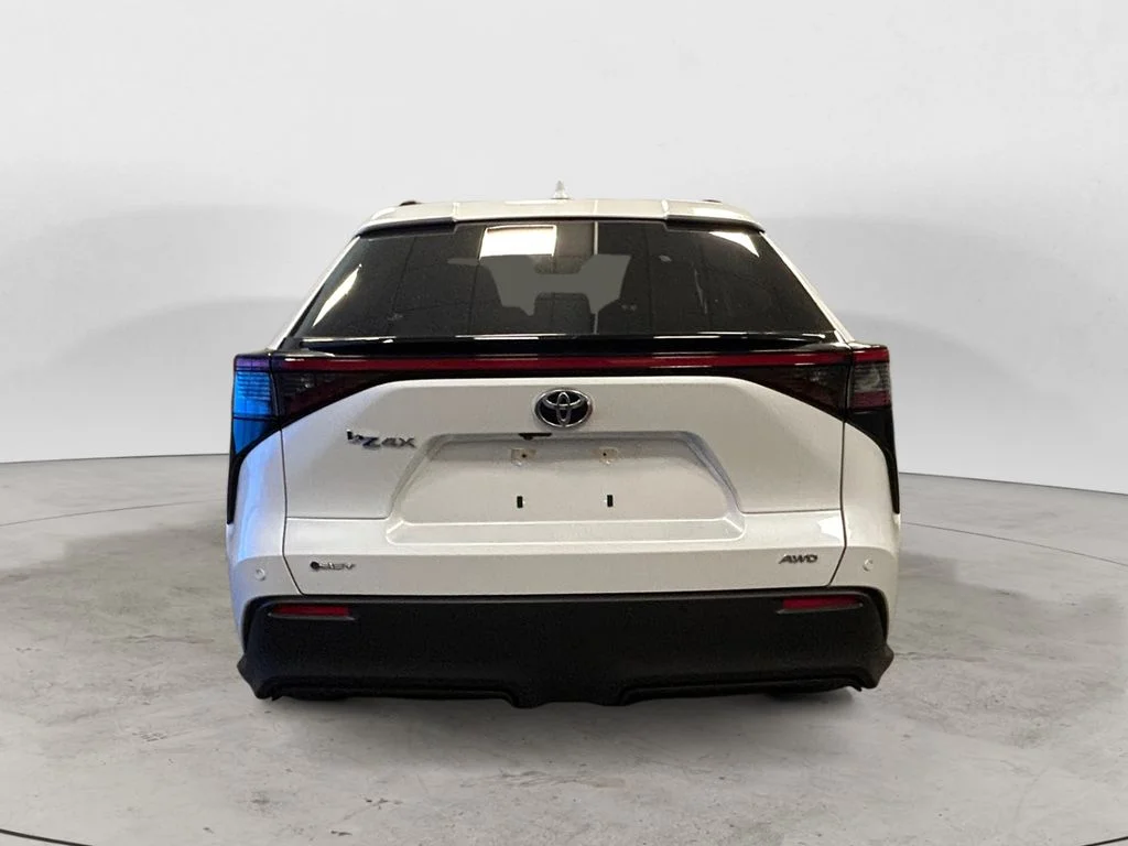 Used 2024 Pearl Toyota XLE image 4