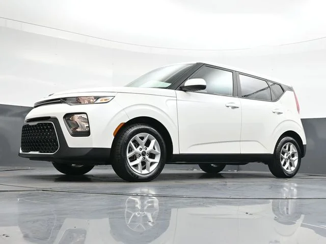 Used 2020 White Kia S image 39