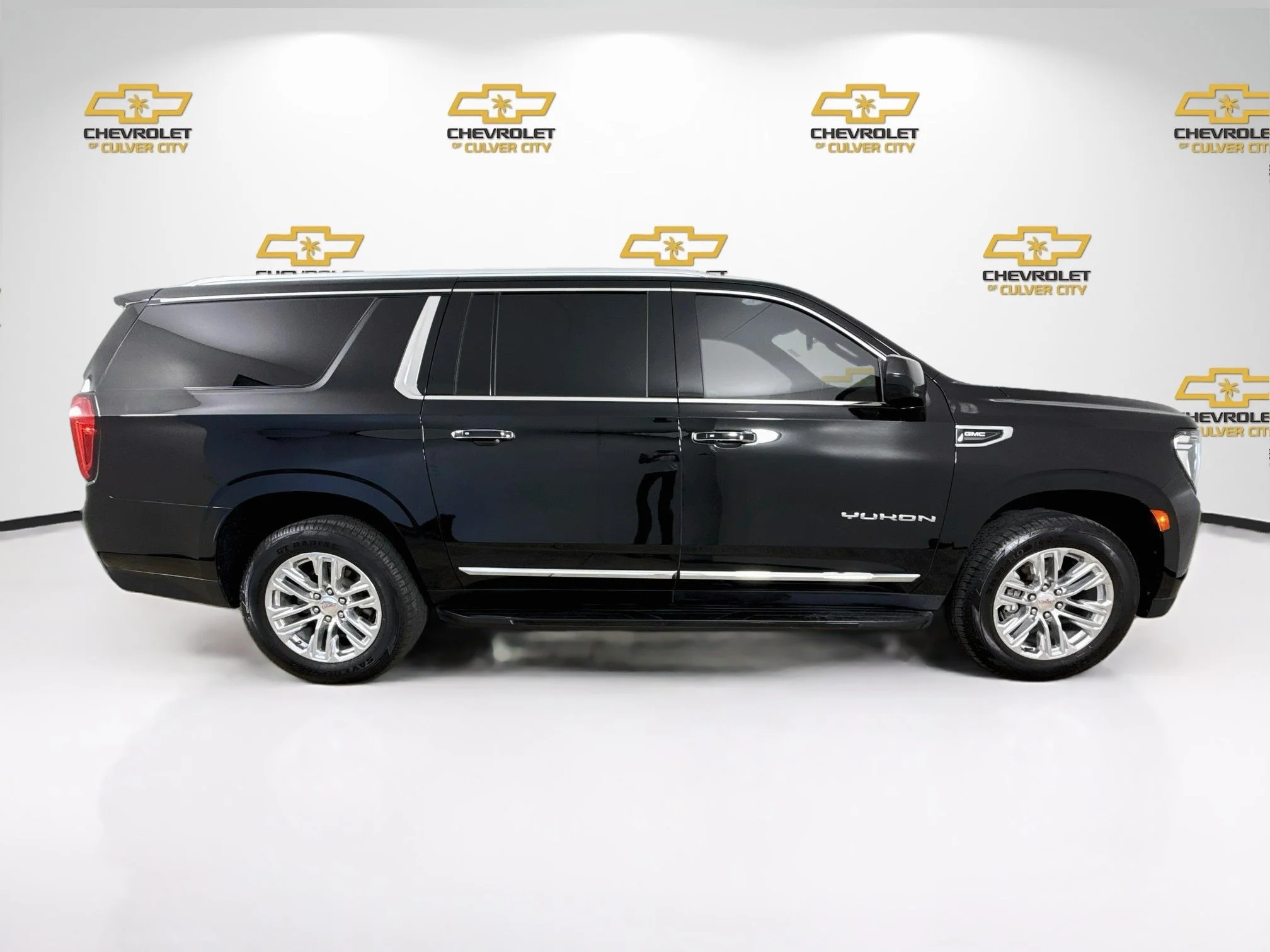 Used 2023 ONYX BLACK GMC SLT image 9
