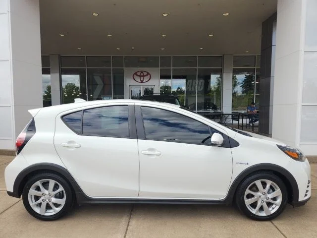 Used 2018  Toyota Four image 3