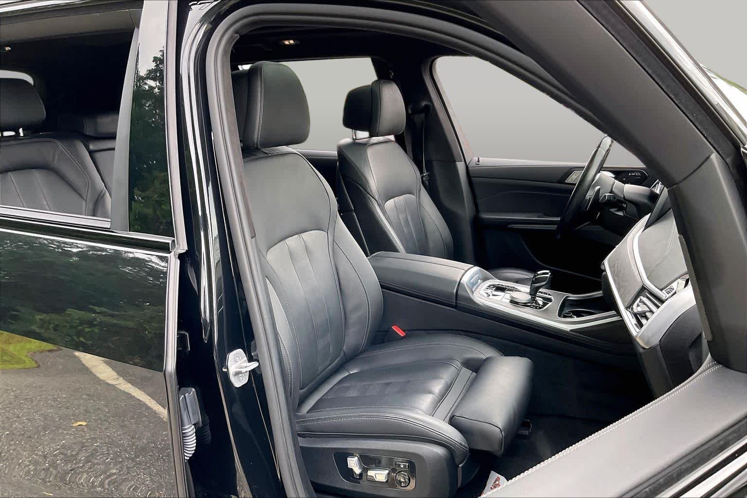 Used 2022 Black Sapphire Metallic BMW M50i image 8