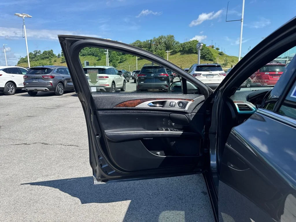 Used 2019 Magnetic Gray Metallic Lincoln Reserve image 28