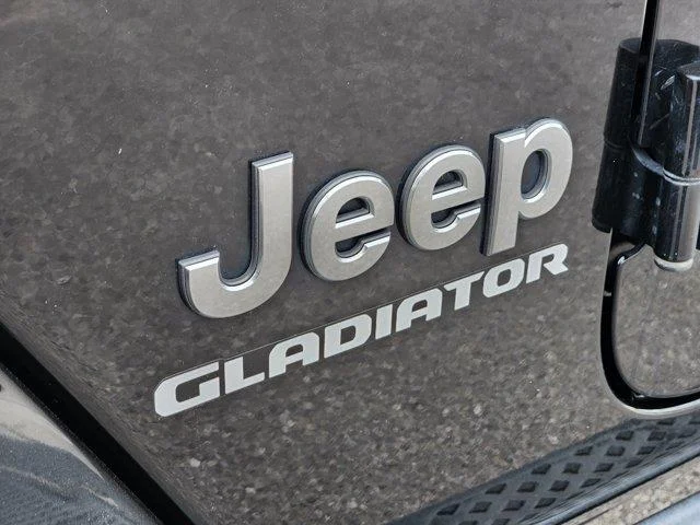 Used 2020 Black Clearcoat Jeep Overland 4x4 Crew Cab 5 ft. box image 11