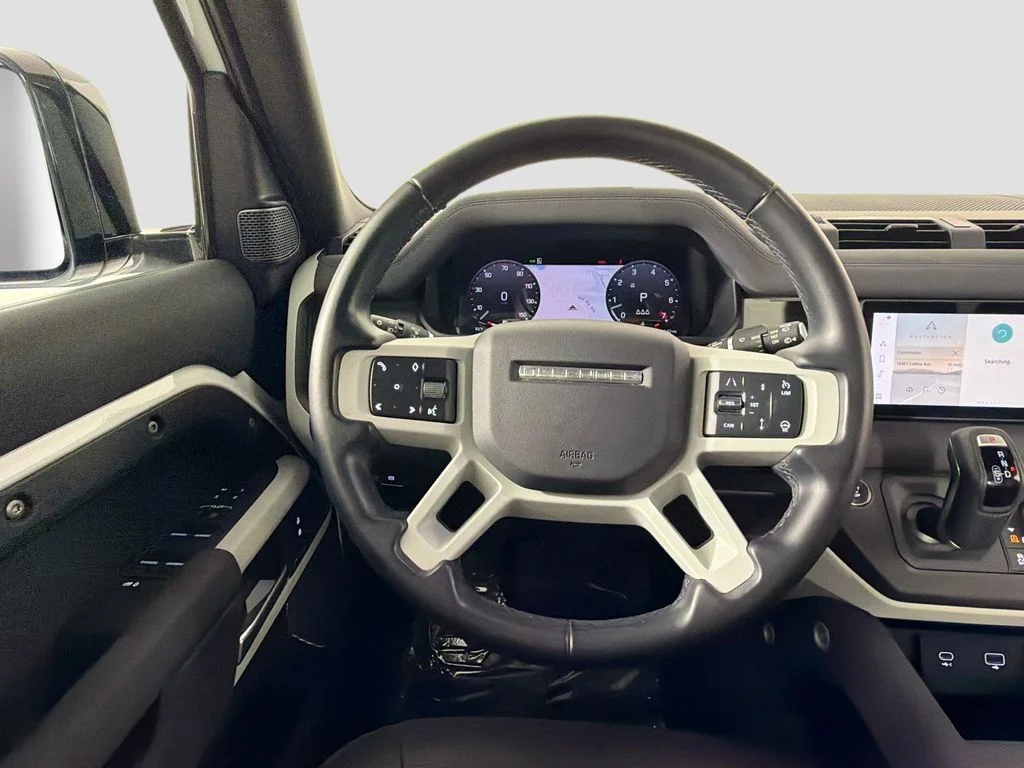Used 2023 White Land Rover X-Dynamic SE image 11