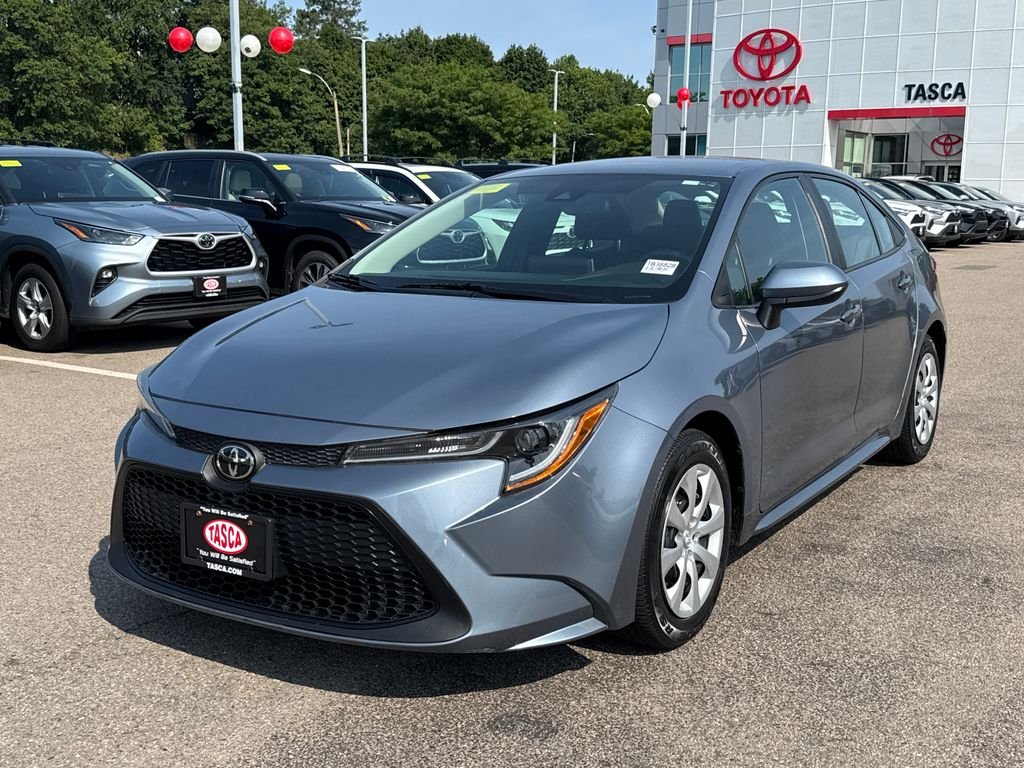 Used 2020  Toyota LE image 3