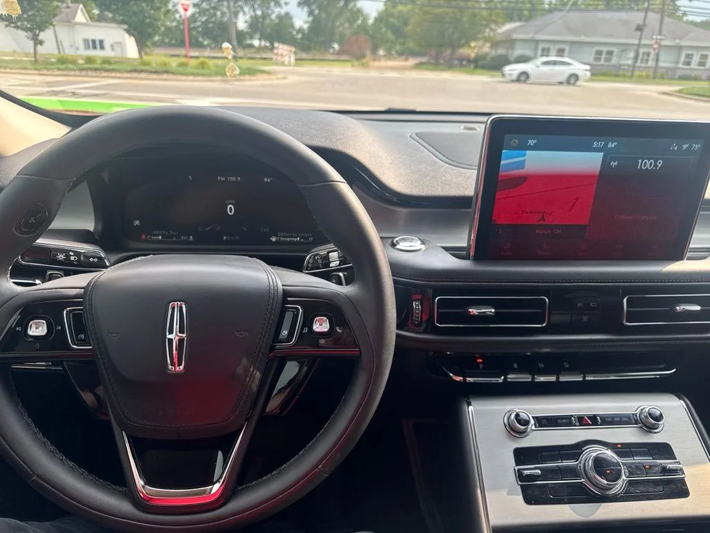 Used 2023 White Metallic Lincoln Standard image 14
