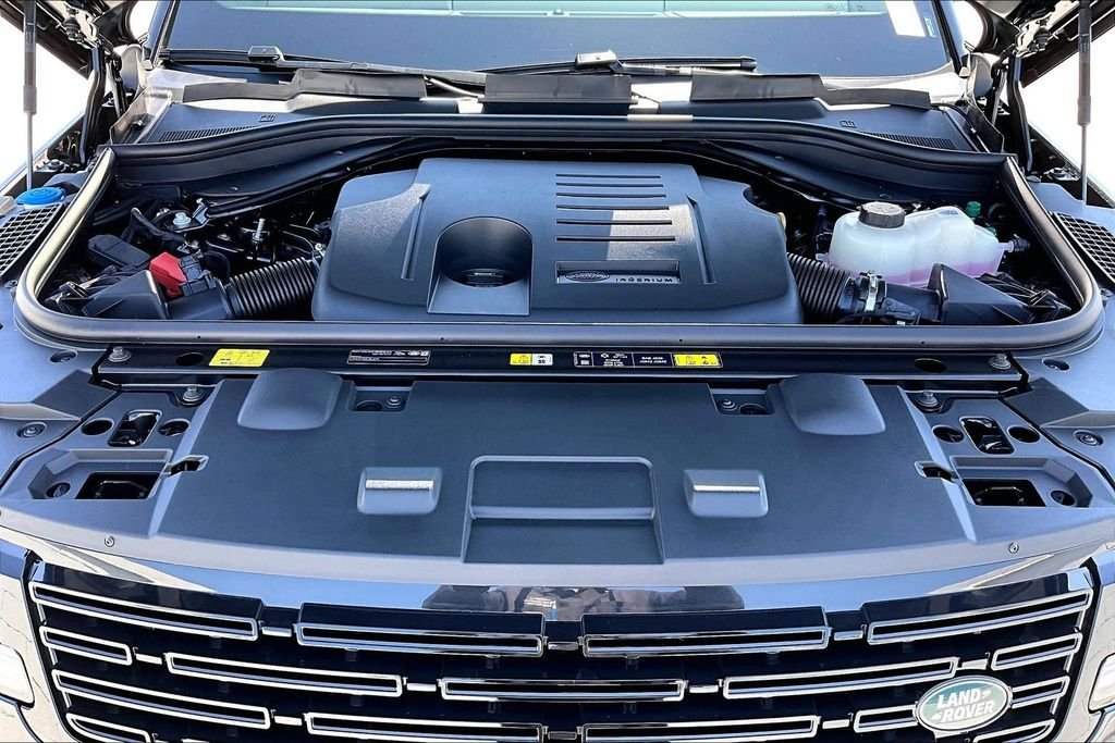 New 2026 SANTORINI BLACK Land Rover Dynamic SE image 12