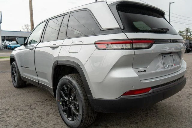 New 2026 Silver Zynith Exterior Paint Jeep Laredo Altitude image 7