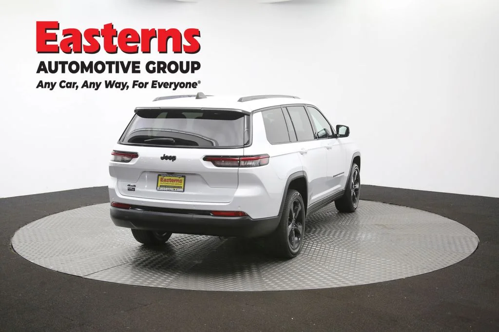 Used 2023 White Jeep Altitude image 41