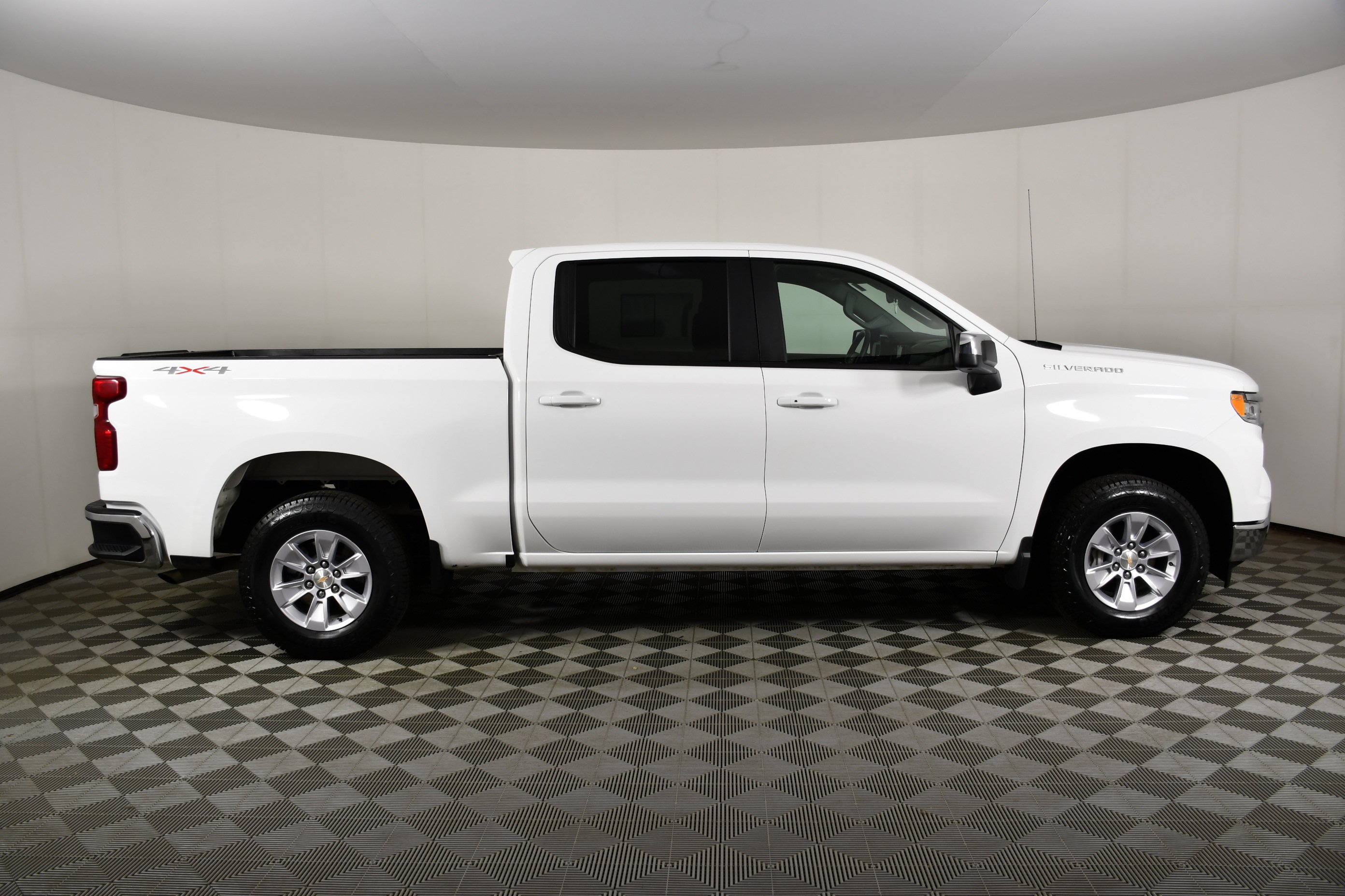 Used 2026 Summit White Chevrolet LT image 5