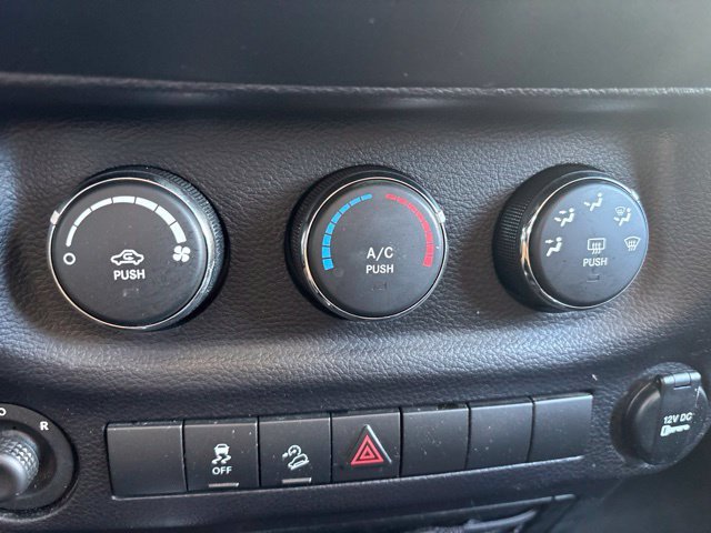 Used 2015 Anvil Clearcoat Jeep Sport image 28