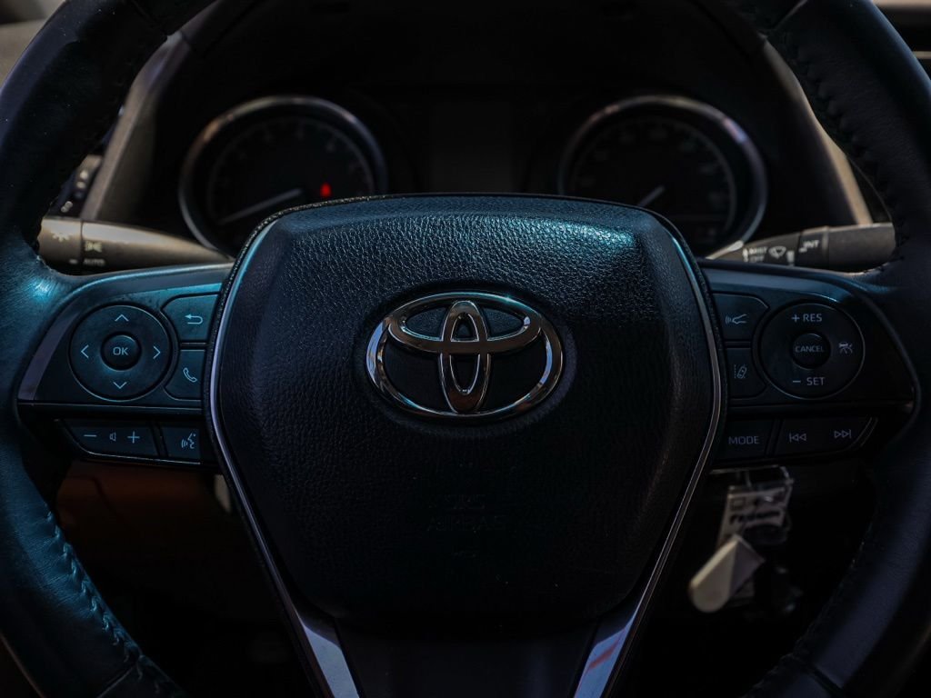 Used 2018 White Toyota SE image 23