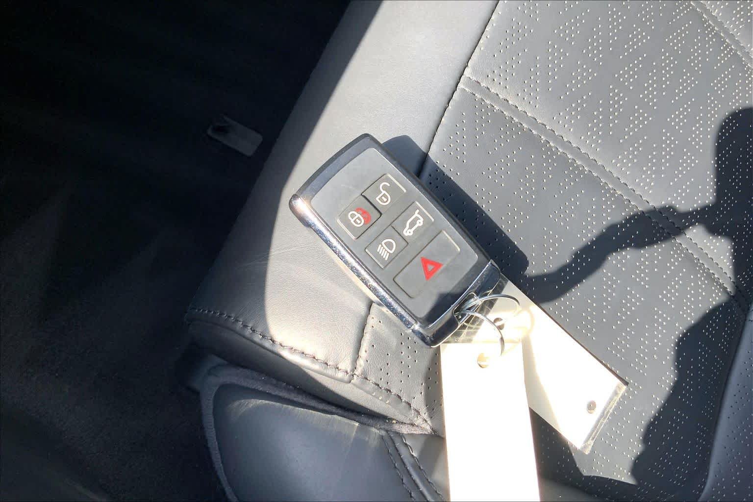 Used 2018 Firenze Red Metallic Land Rover HSE Dynamic image 15