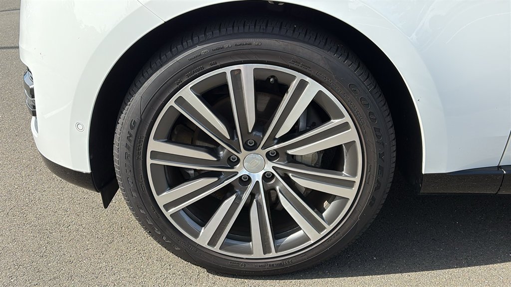 Used 2023 White Land Rover SE image 4