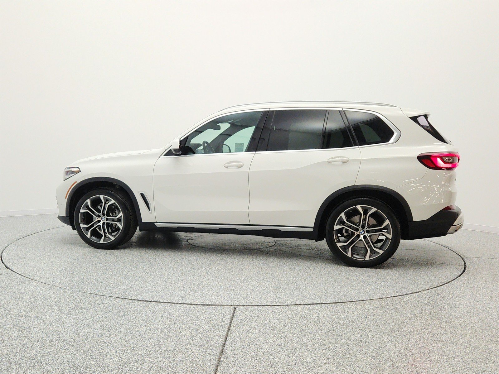 Used 2023 Alpine White BMW sDrive40i Sports Activity Vehicle image 8