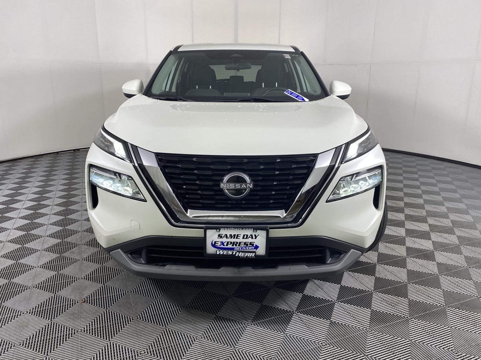 Used 2023 Pearl White Tricoat Nissan SV image 2