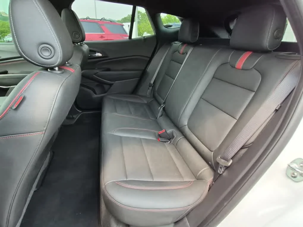 Used 2025 Summit White Chevrolet 2RS image 7