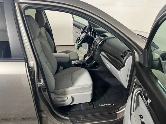 Used 2011 Silver Kia LX image 29