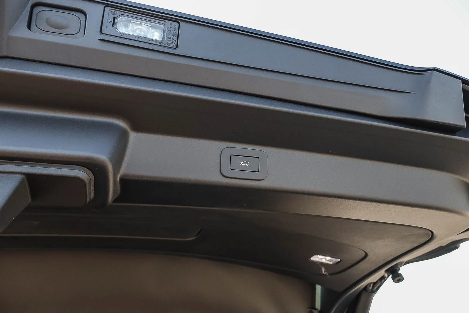 New 2026 Santorini Black Land Rover Dynamic SE image 28