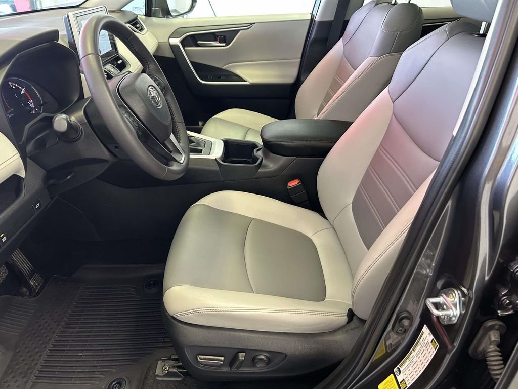 Used 2025 Gray Toyota XLE Premium image 17