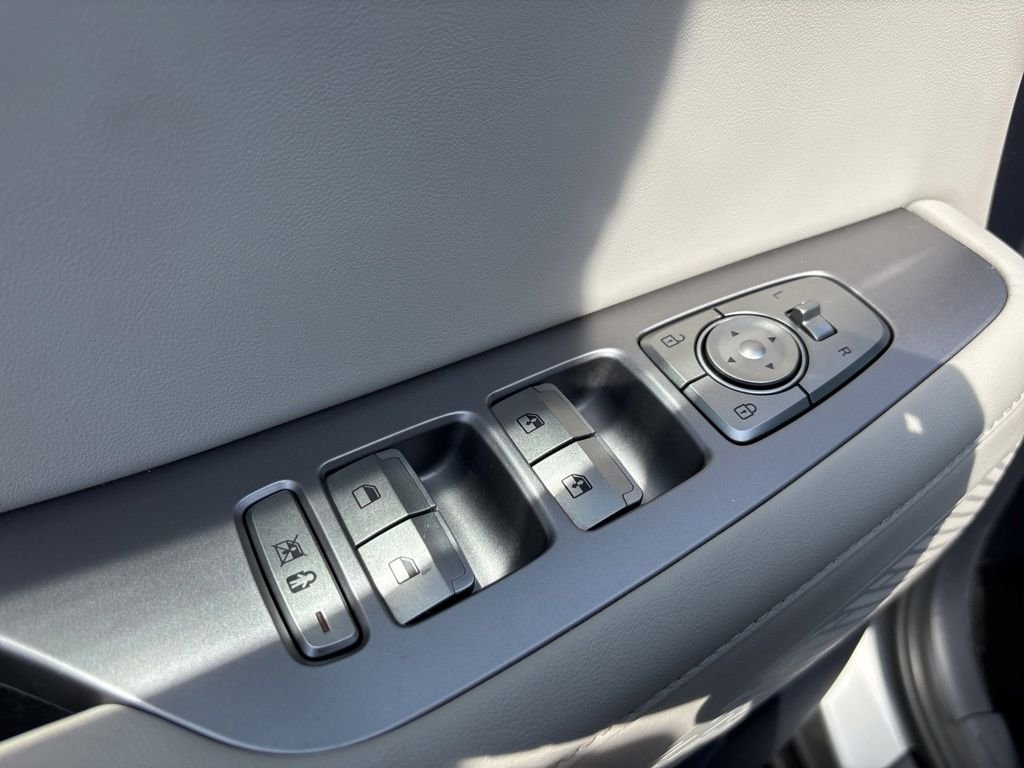 Used 2022 Silver Hyundai SEL image 15