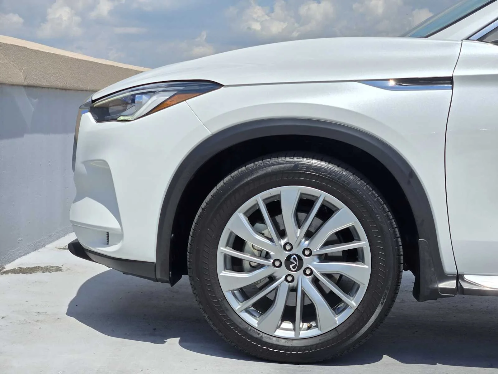 Certified Used 2024 Radiant White INFINITI LUXE image 9