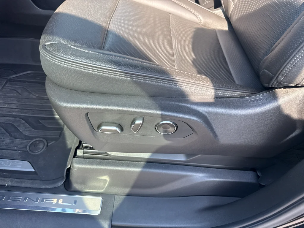 Used 2025 Onyx Black GMC Denali image 16