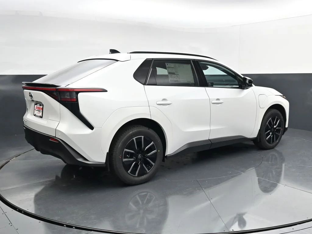 New 2026 Wind Chill Pearl <sup>1</sup> Toyota  XLE image 8