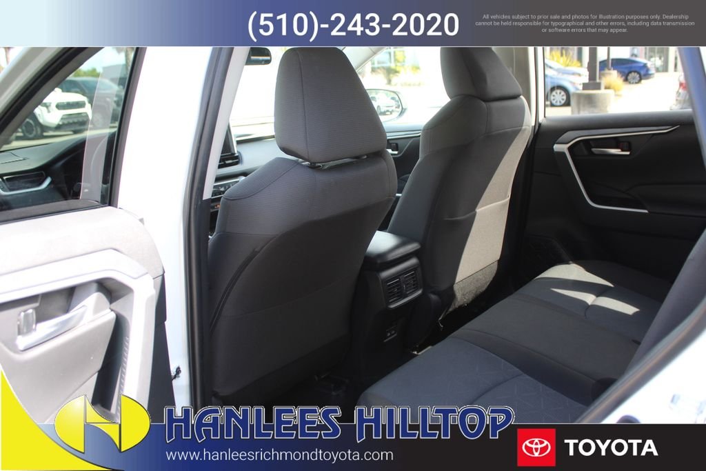 2025 Toyota RAV4 XLE photo 6