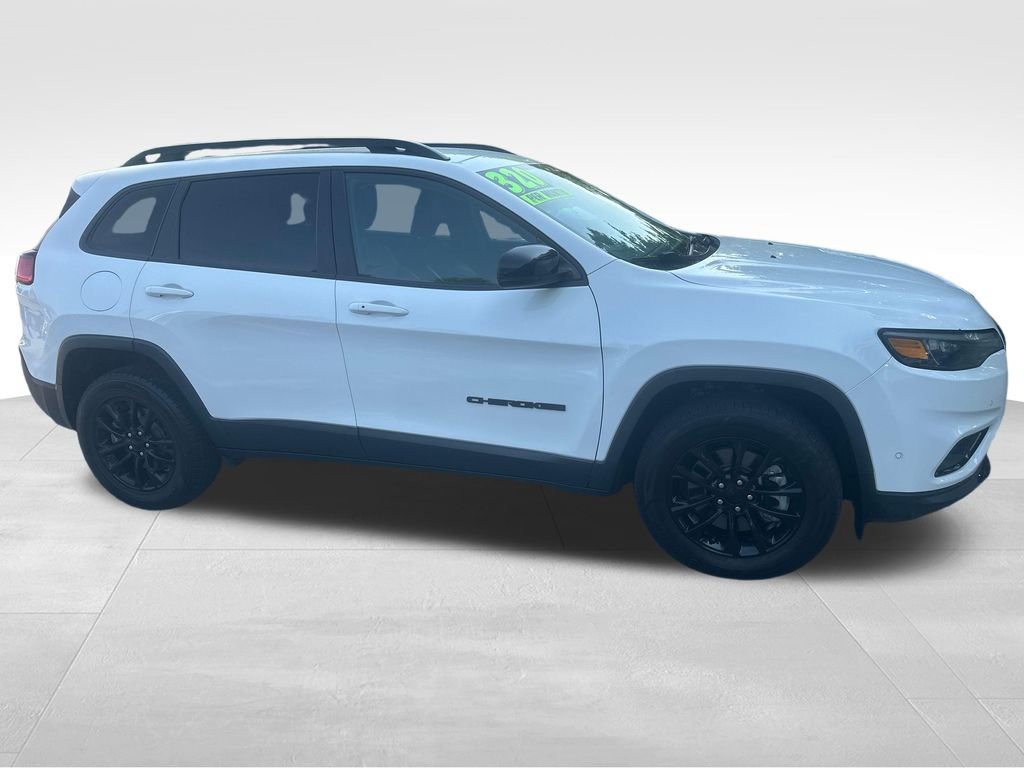 Used 2023 White Jeep Altitude image 32