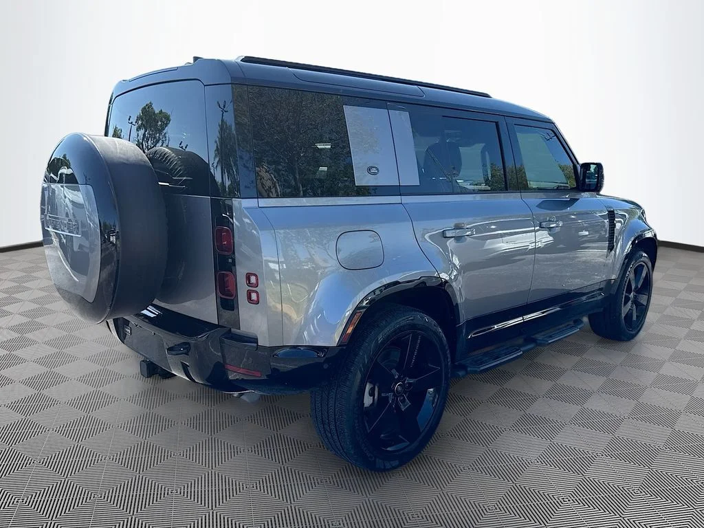 Used 2024  Land Rover X-Dynamic SE image 6