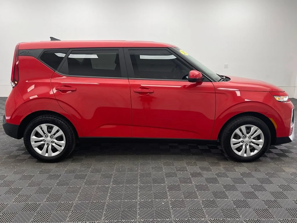 Used 2022  Kia LX image 5