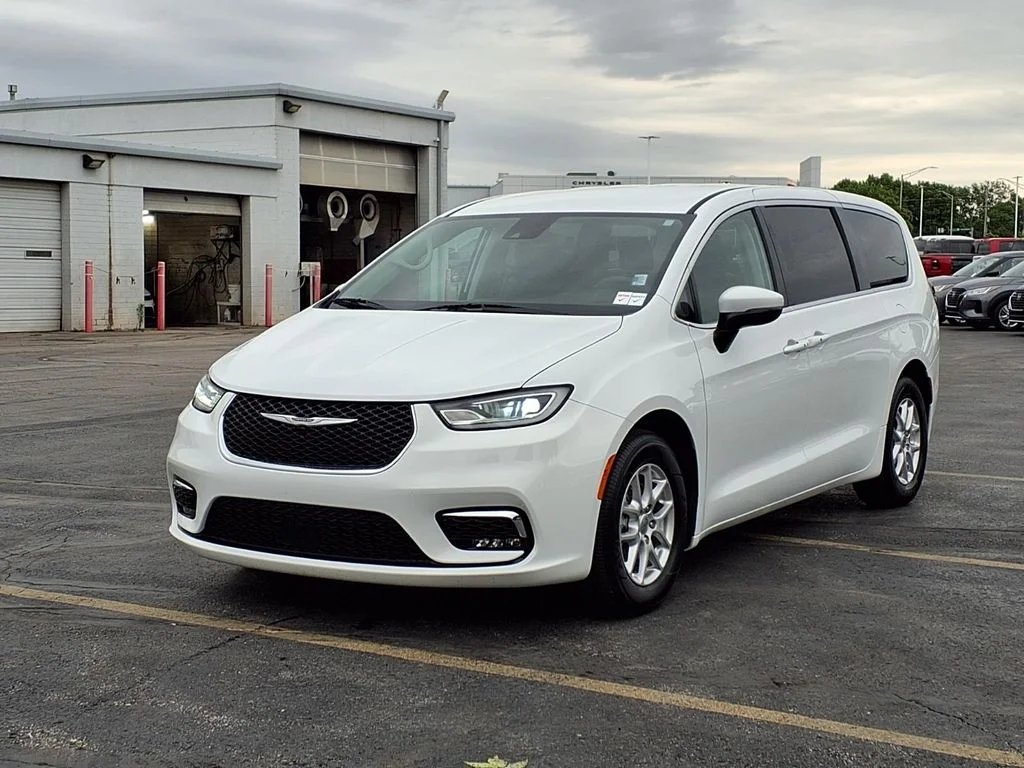 Used 2023 Chrysler Pacifica Touring L with VIN 2C4RC1BG0PR607014 for sale in Kansas City