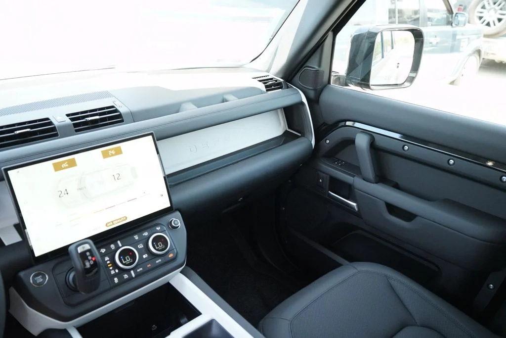New 2026 Santorini Black Metallic Land Rover S image 20