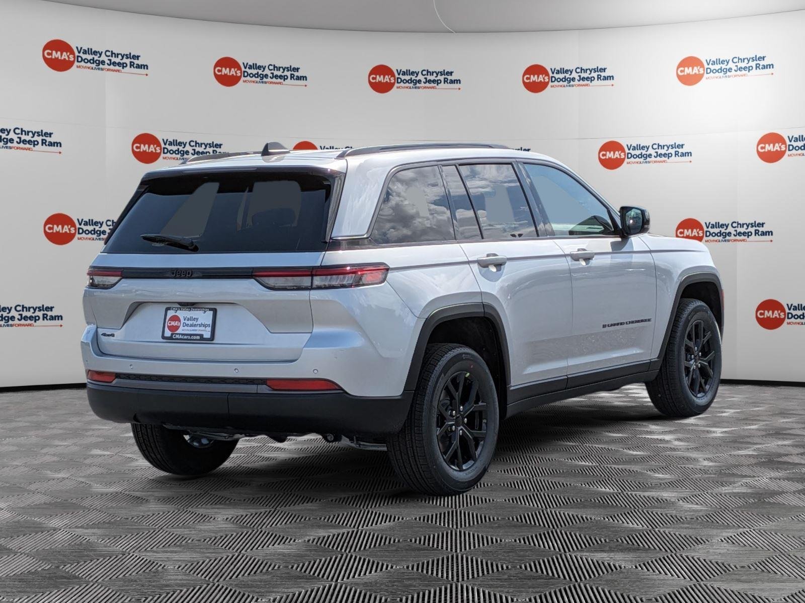 New 2026 Silver Zynith Exterior Paint Jeep Laredo Altitude image 5