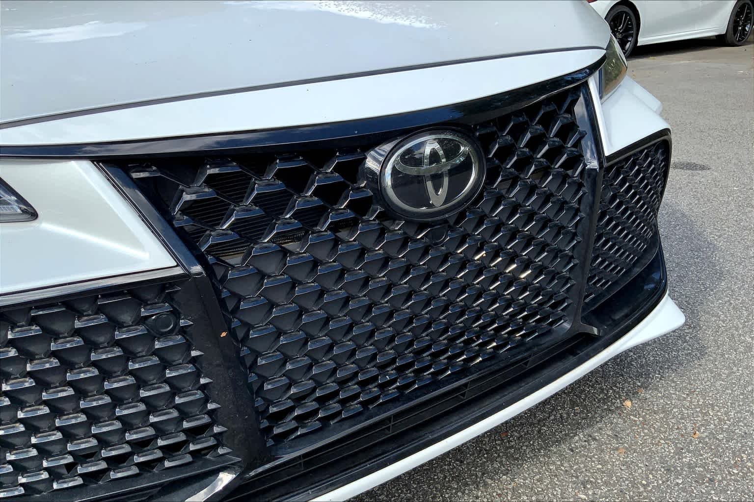 Used 2019 Wind Chill Pearl Toyota Touring image 29