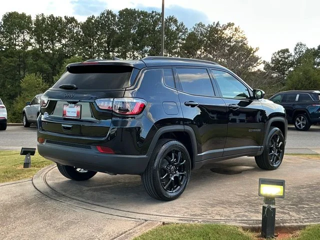 New 2026 Diamond Black Crystal Pearl-Coat Exterior Paint Jeep Latitude image 7