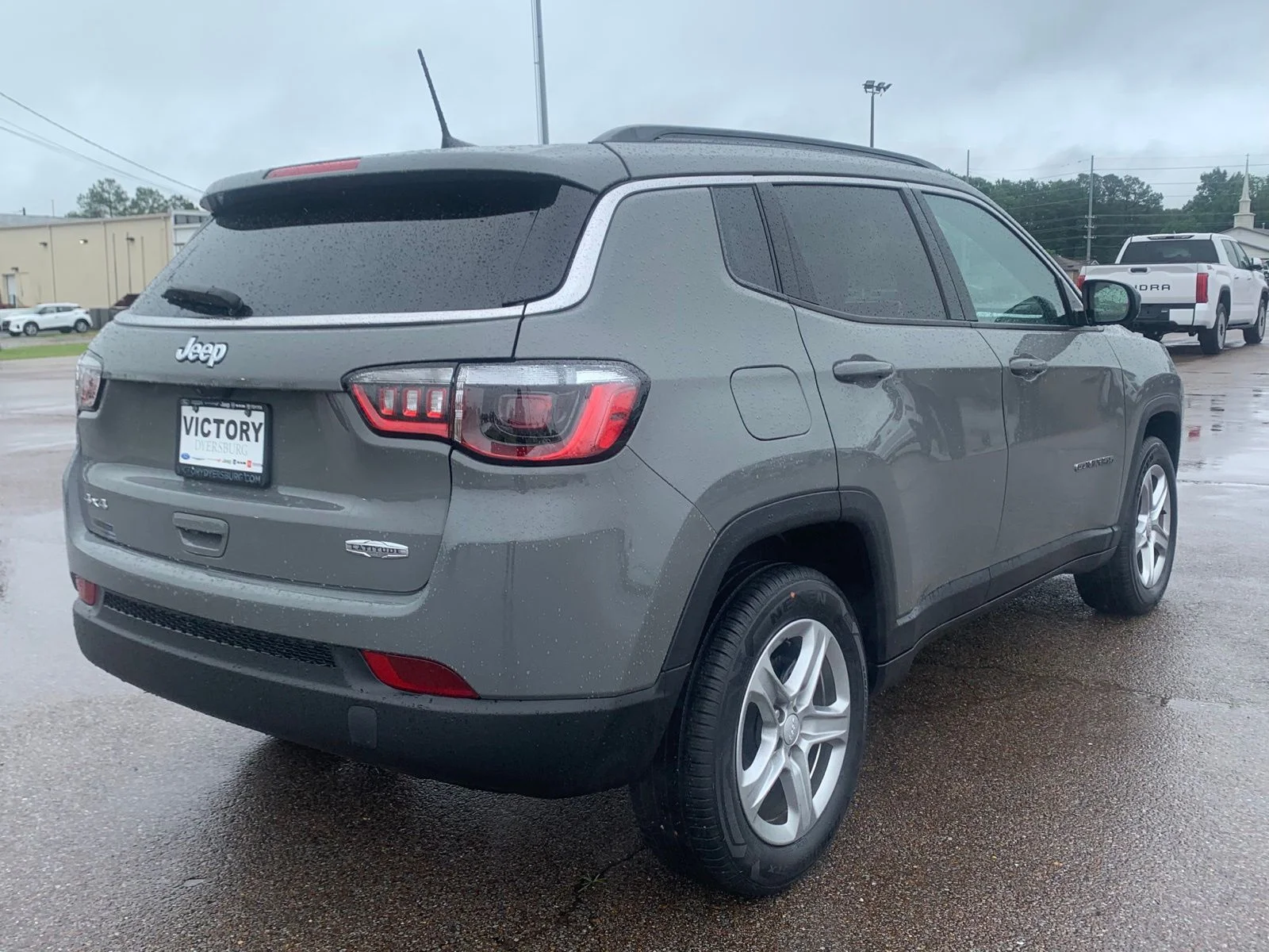 Used 2023 Gray Jeep Latitude image 6