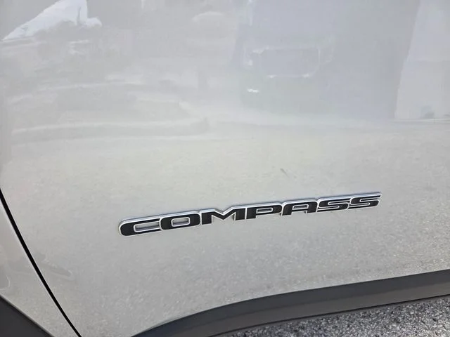 Used 2024 Silver Jeep Latitude image 3